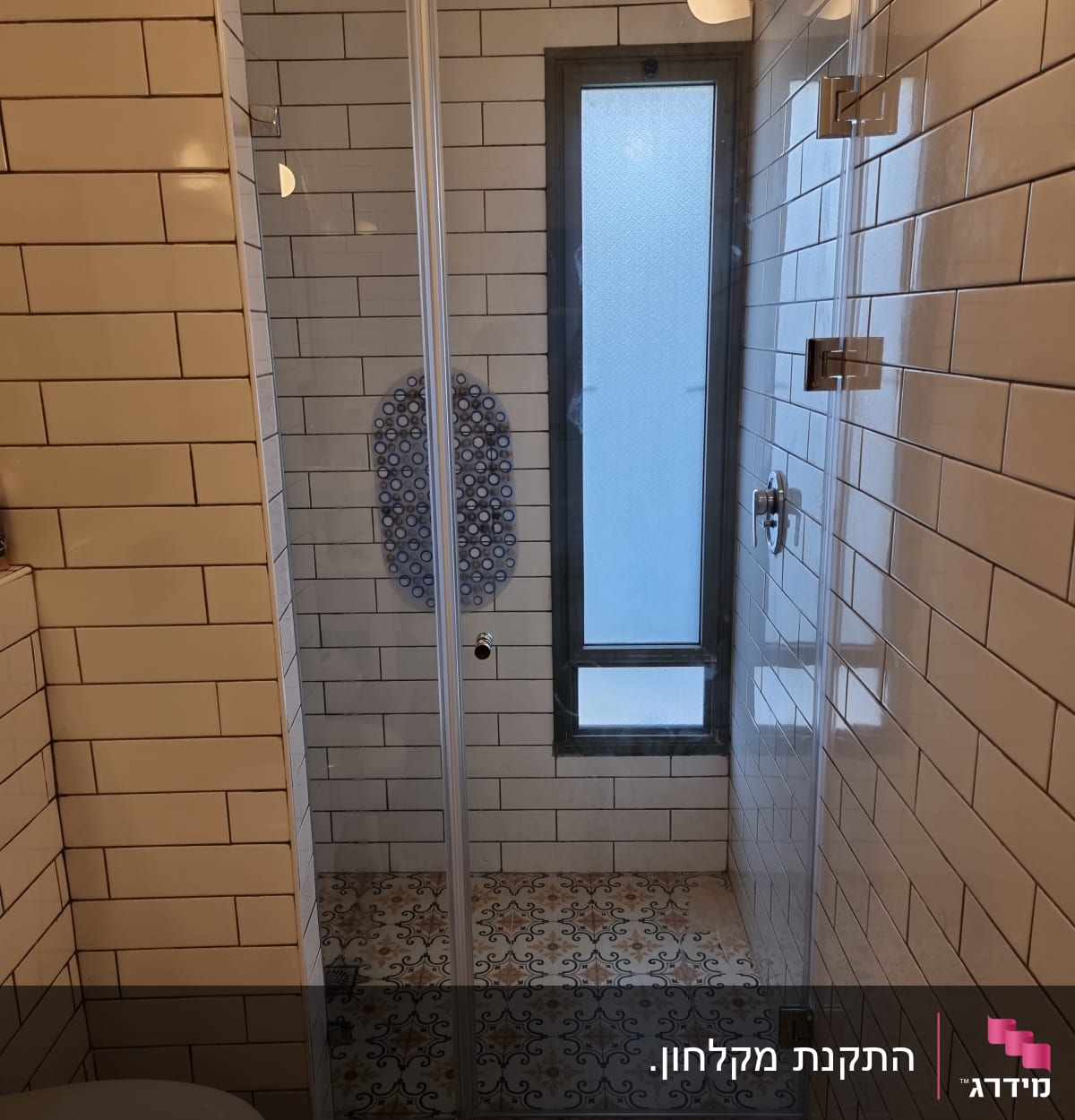 מקלחת עם אריחים לבנים ודלת זכוכית